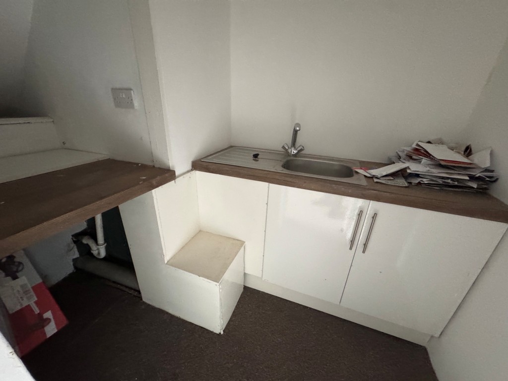 Lot: 103 - FOUR-BEDROOM SEMI-DETACHED HOUSE - Utility room off living room